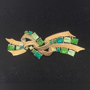 Coro Green and Gold Gemstone Brooch